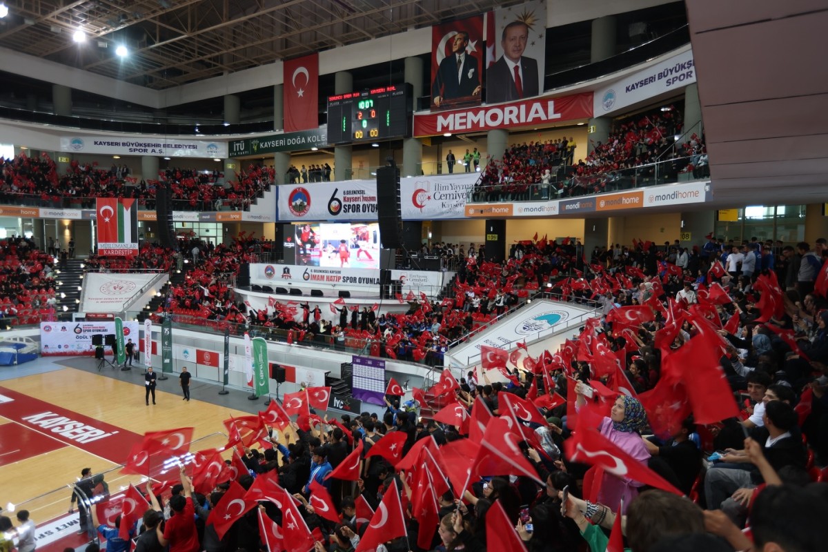 BAŞKAN BÜYÜKKILIÇ, SPOR OYUNLARI ÖDÜL TÖRENİ’NDE GENÇLERE SESLENDİ