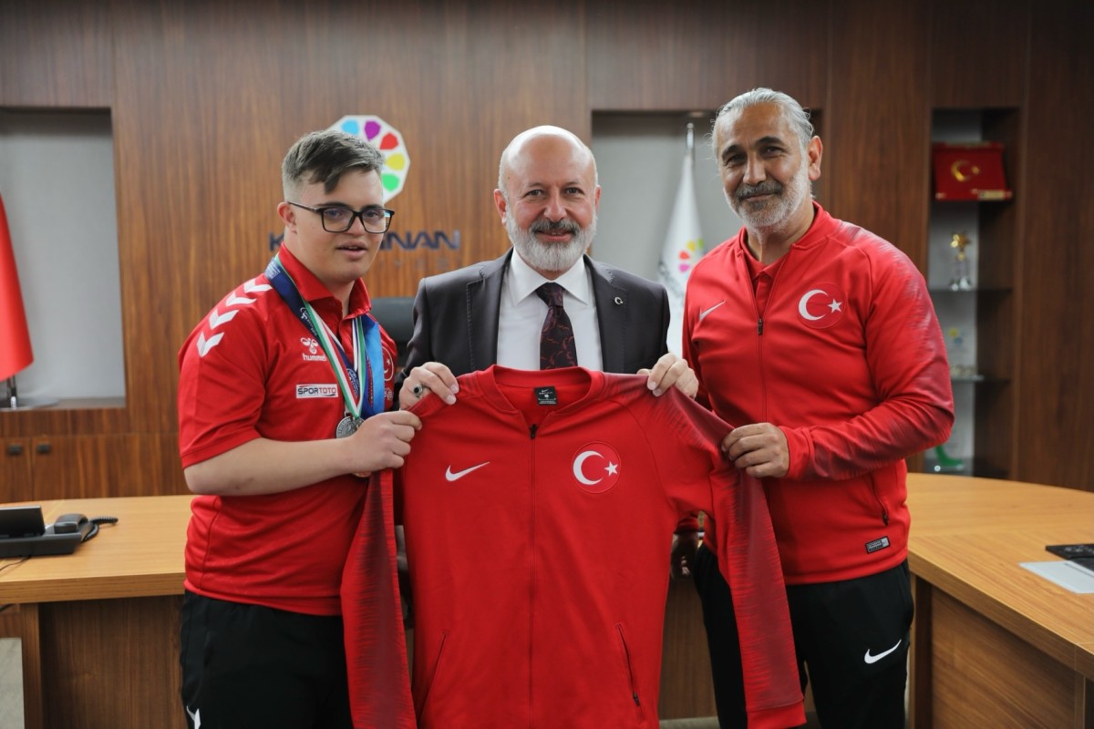 BAŞKAN ÇOLAKBAYRAKDAR, KOCASİNAN’IN ALTIN SPORCULARINI AĞIRLADI