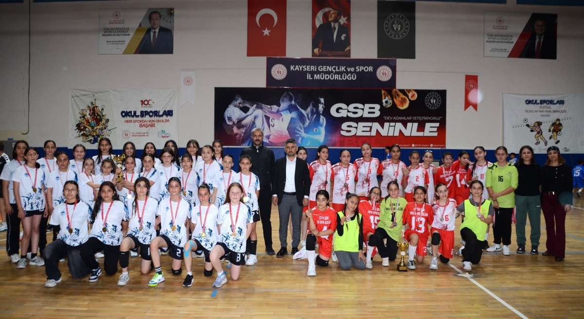 MİNİK HENTBOLCULAR MADALYALARINA KAVUŞTU 