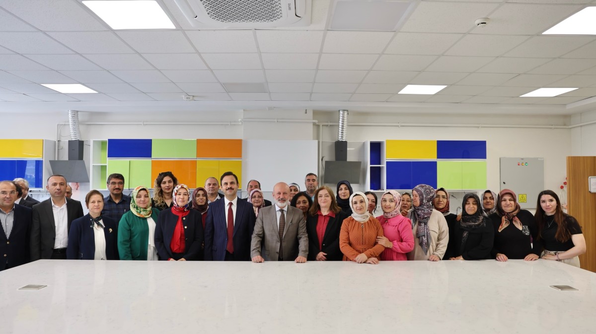 KOCASİNAN AKADEMİ'DEN GÖZ KAMAŞTIRAN YIL SONU SERGİSİ