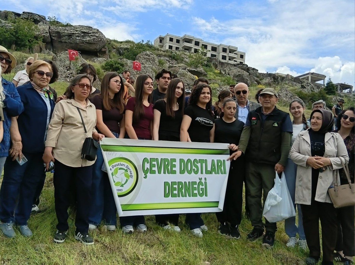 ÇEVRE DOSTLARI DERNEĞİNDEN AĞAÇ DİKME GÜNÜ