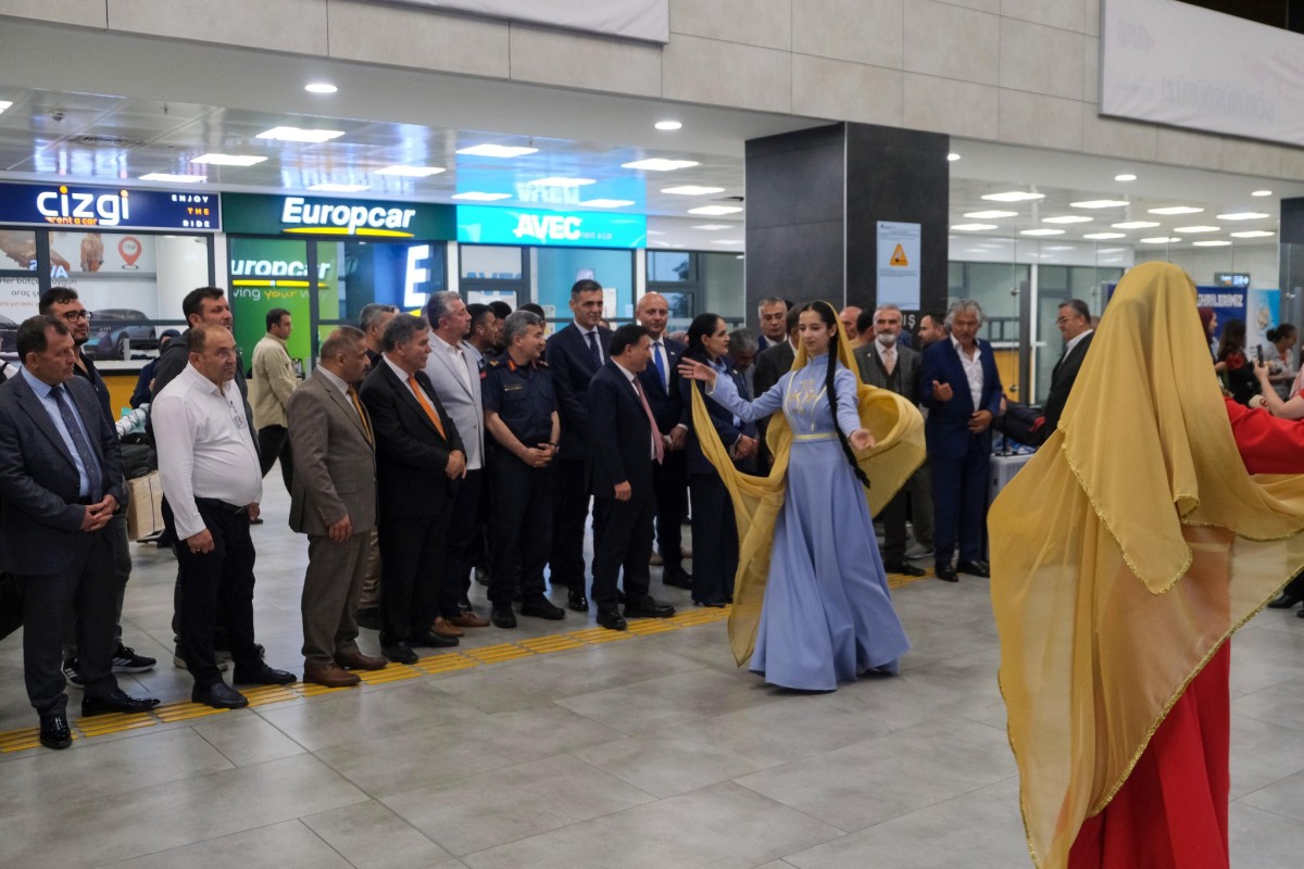 GURBETÇİLERİMİZE ÇİÇEKLİ KARŞILAMA 