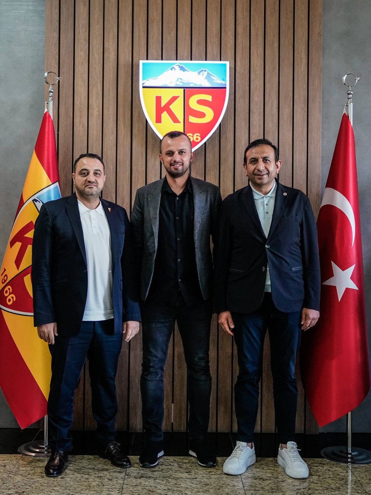 İLHAN PARLAK, YUVAYA DÖNDÜ 