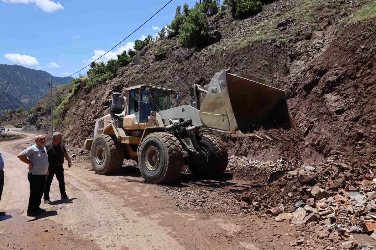 BAŞKAN ESAT ÖZTÜRK, SELDEN ETKİLENEN MAHALLELERDE İNCELEMELERDE BULUNDU