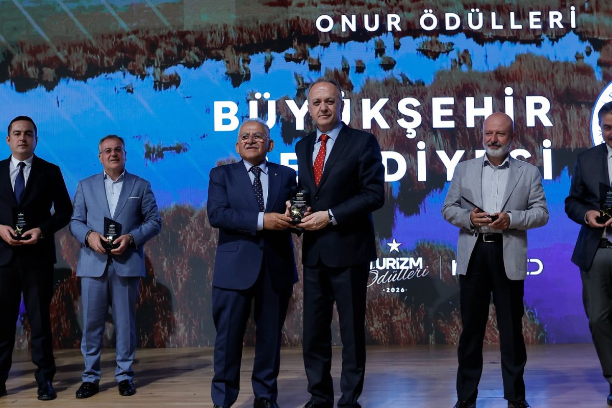 BAŞKAN BÜYÜKKILIÇ’A TURİZMDE ÜÇ ANLAMLI ÖDÜL BİRDEN