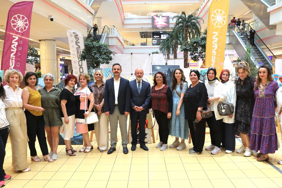 KOCASİNAN AKADEMİ’DEN GÖZ KAMAŞTIRAN YIL SONU SERGİSİ