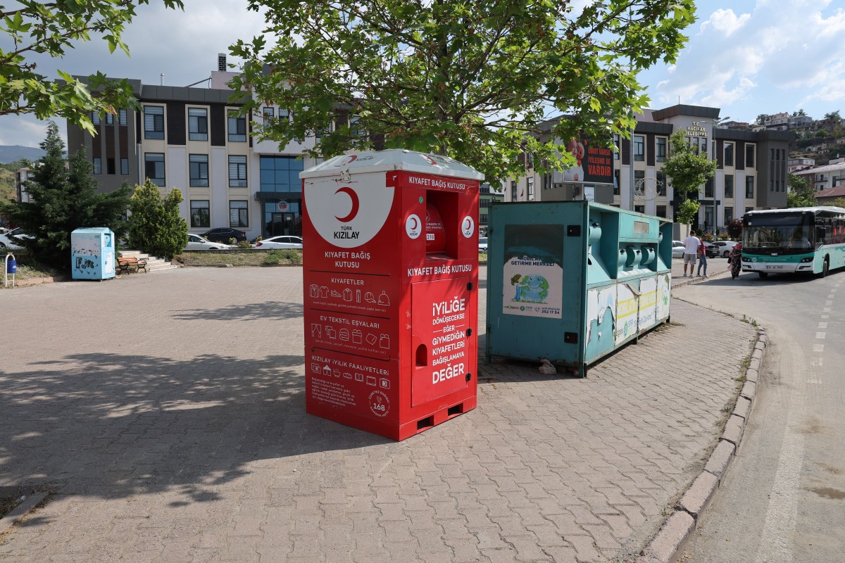 HACILAR’DA KIYAFET BAĞIŞ KUTULARI HİZMETE GİRDİ