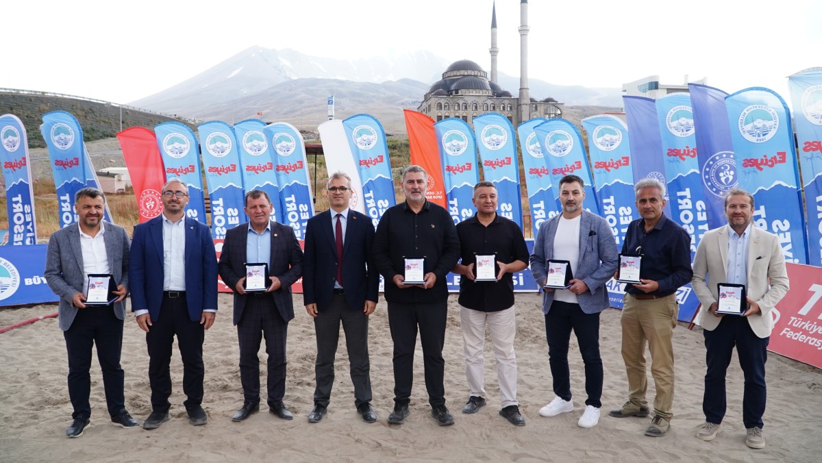 ERCİYES’TE TÜRKİYE’DE İLK KEZ 2 BİN 200 METREDE PLAJ HENTBOLU OYNANDI