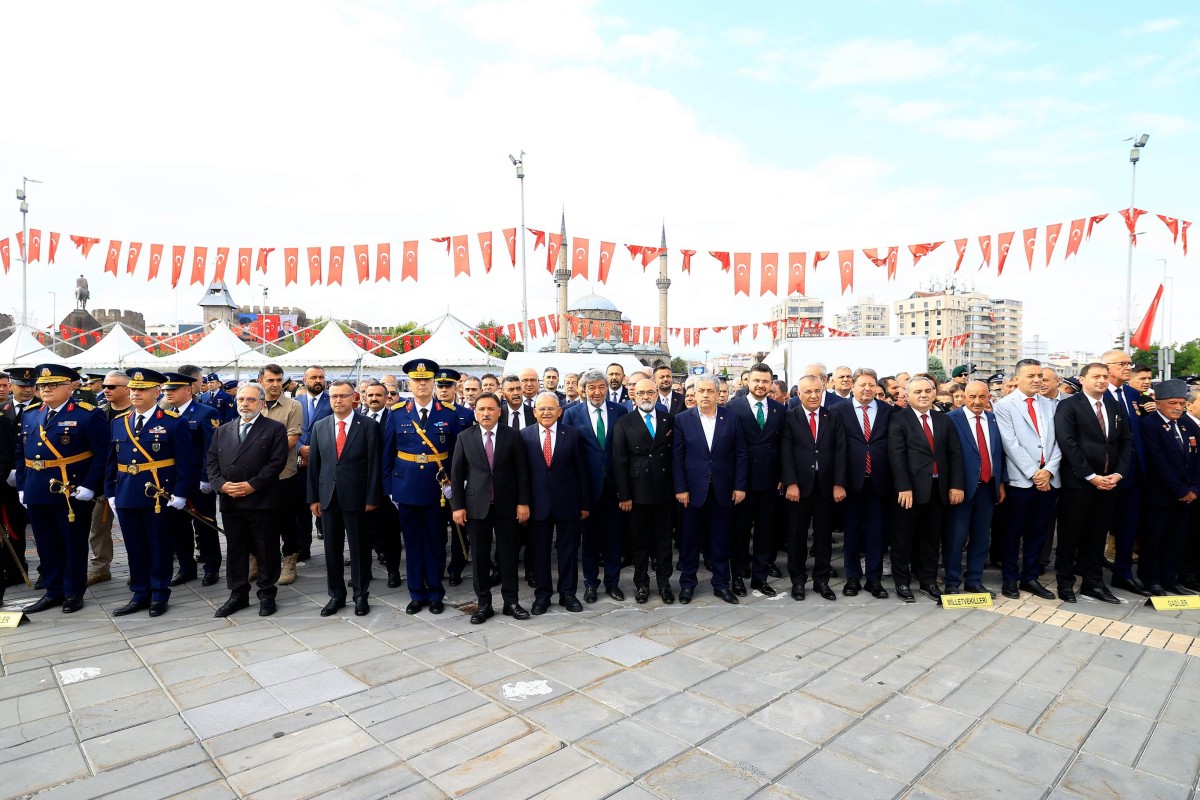 ZAFER BAYRAMI'NIN 104. YILINDA KAYSERİLİLER AYNI COŞKUYU PAYLAŞTI
