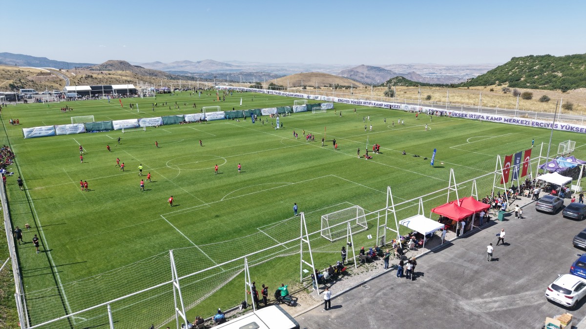 ERCİYES’TE GELECEĞİN FUTBOL YILDIZLARI SAHNE ALIYOR