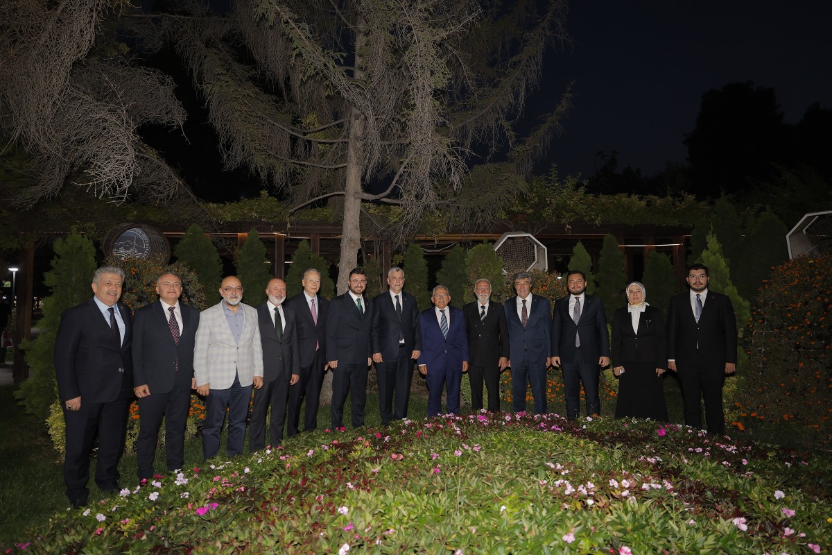 BAKAN BOLAT'TAN BÜYÜKŞEHİR BELEDİYESİNE ZİYARET 