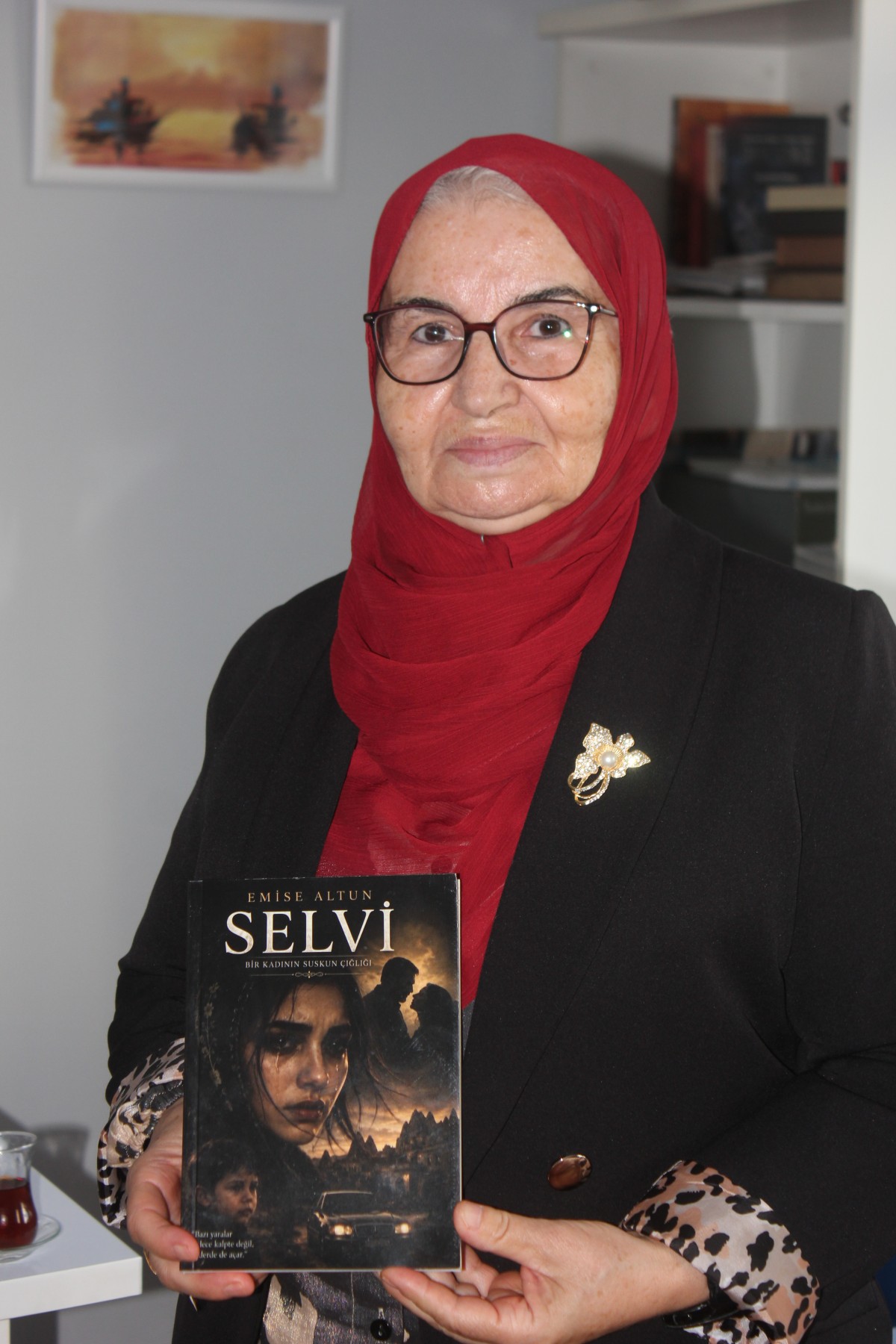 YAZAR EMİŞE ALTUN 8. KİTABINI ÇIKARTTI