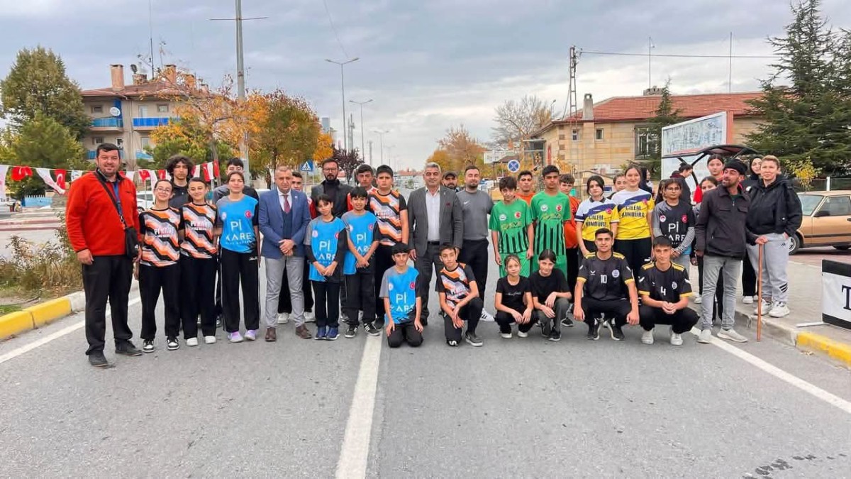 TOMARZA’DA 29 EKİM CUMHURİYET KUPASI ATLETİZM YARIŞLARI DÜZENLENDİ
