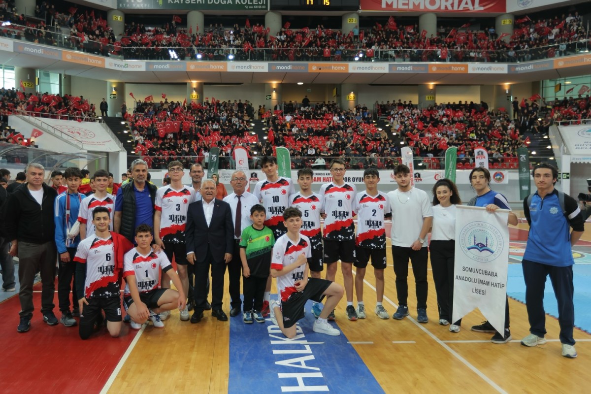BAŞKAN BÜYÜKKILIÇ, SPOR OYUNLARI ÖDÜL TÖRENİ’NDE GENÇLERE SESLENDİ