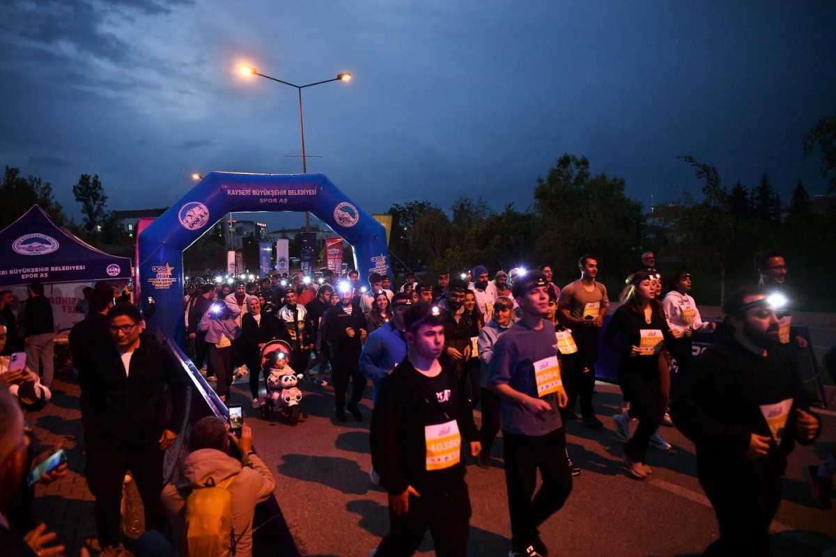 19 MAYIS GECE KOŞUSUNDA TEK YÜREK OLDU