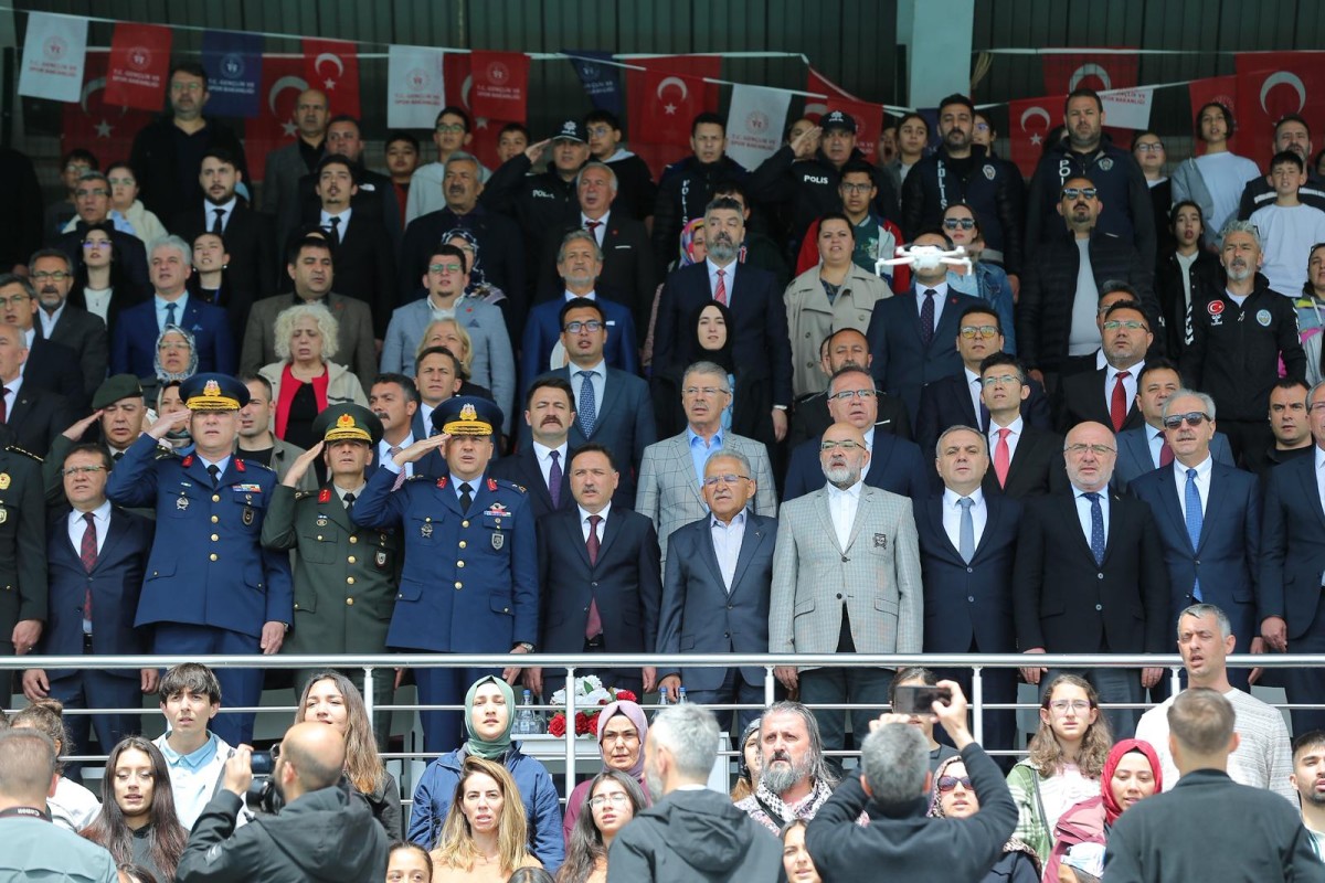 19 MAYIS KUTLAMALARINDA GENÇLERİN COŞKUSUNA ORTAK OLDULAR