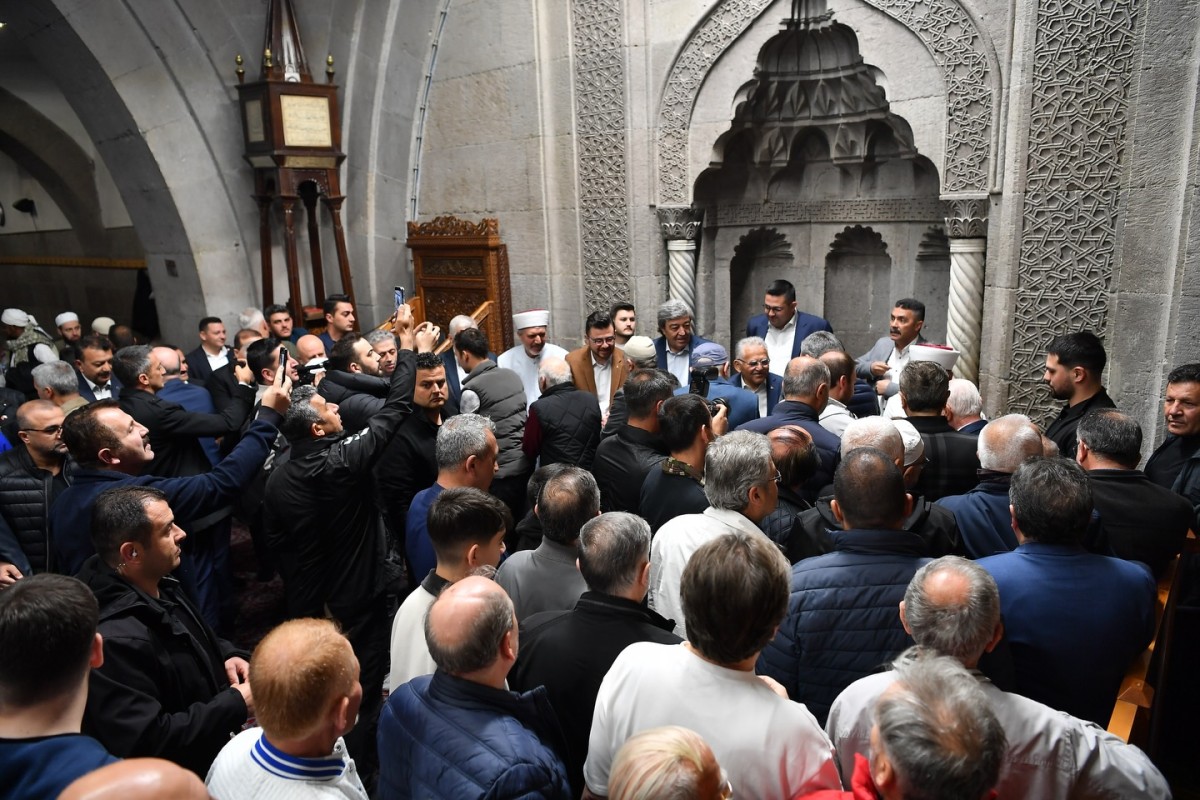 BAYRAM SABAHI VATANDAŞLARLA BAYRAMLAŞTILAR
