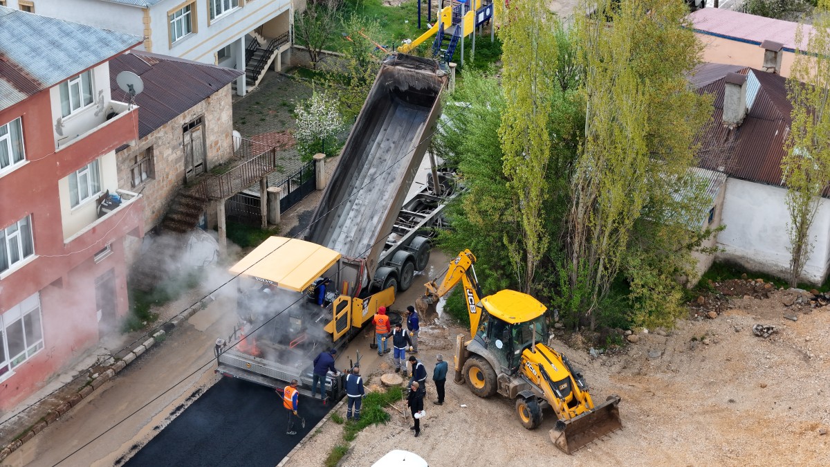 SARIZ’DA 1,3 KİLOMETRE ANA ARTERDE YOL YAPIM, SICAK ASFALT ÇALIŞMASI