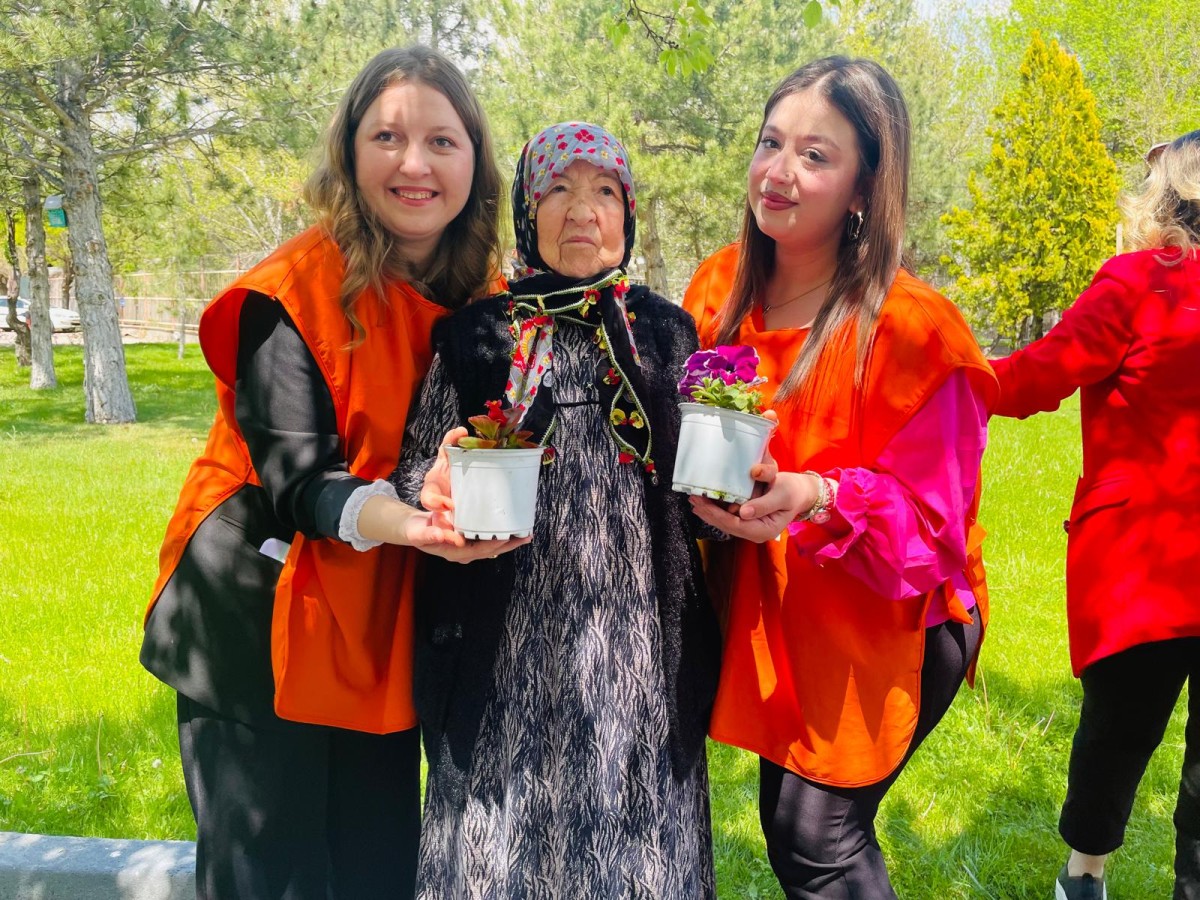 HUZUR EVİ’NDE ULU ÇINARLARA GENÇLERDEN ANLAMLI BAYRAM ZİYARETİ