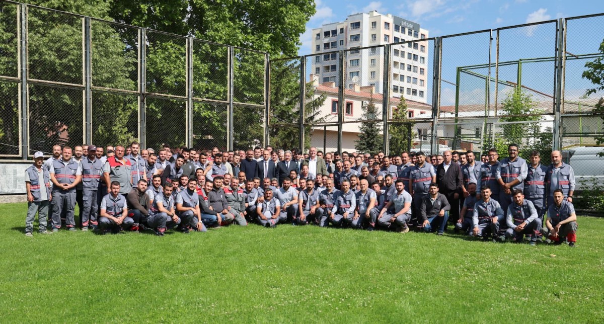 BAŞKAN PALANCIOĞLU, MESAİYE PERSONEL İLE BAYRAMLAŞARAK BAŞLADI