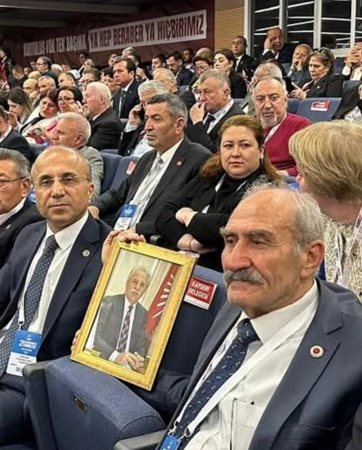 CHP'DE KURULTAY İÇİN İLK İMZALAR GELDİ
