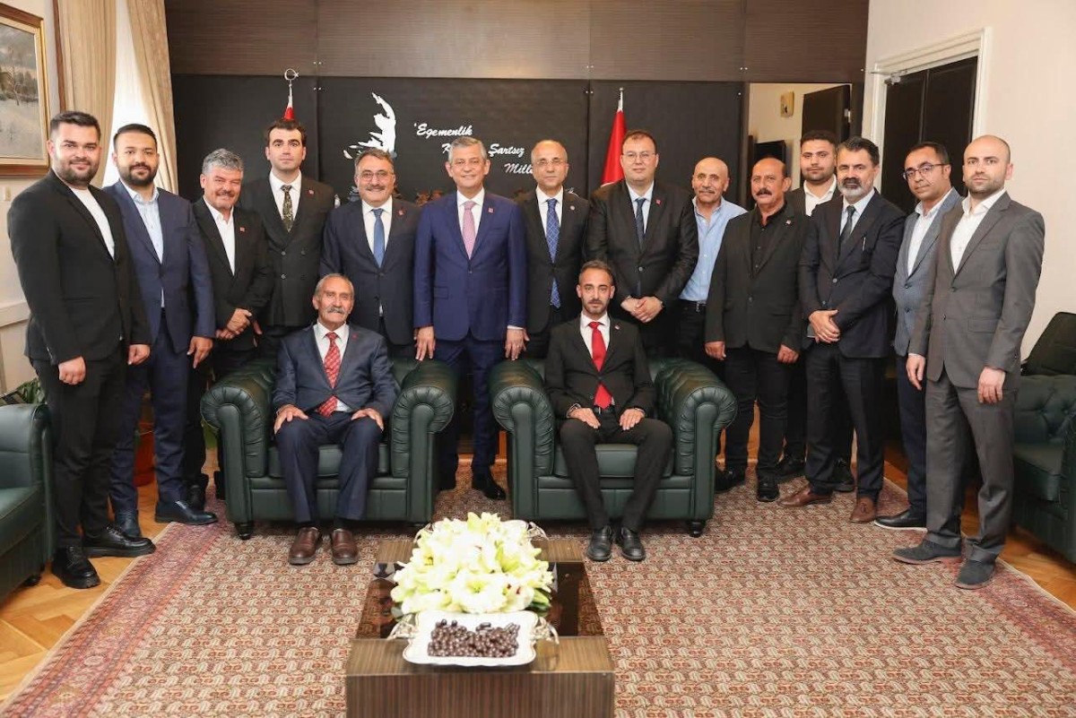 CHP'NİN İL YÖNETİM KURULU VE KAYSERİ DELEGELERİ ÖZEL'İ ZİYARET ETTİ 