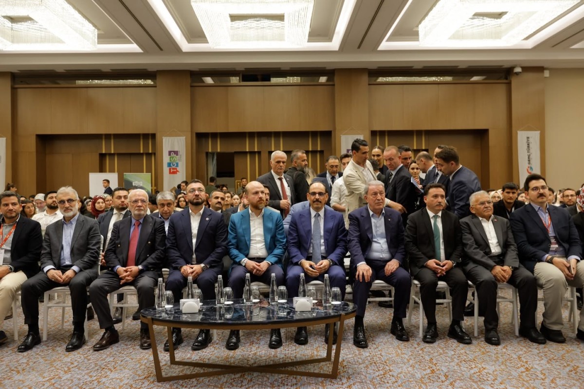 12. GENÇ TÜRKİYE FORUMUNDA GENÇLER VE DEVLET PROTOKOLÜ BULUŞTU