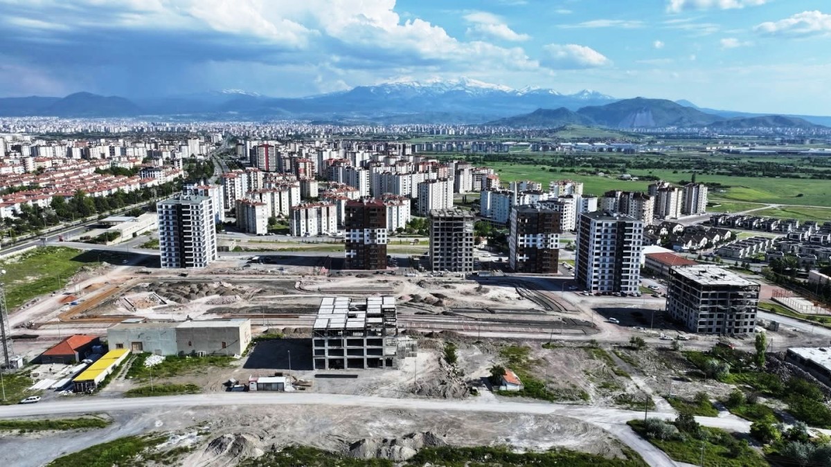 ERKİLET ERTUĞRULGAZİ'DE 30 BİN METREKARELİK YENİ YAŞAM ALANI YÜKSELİYOR