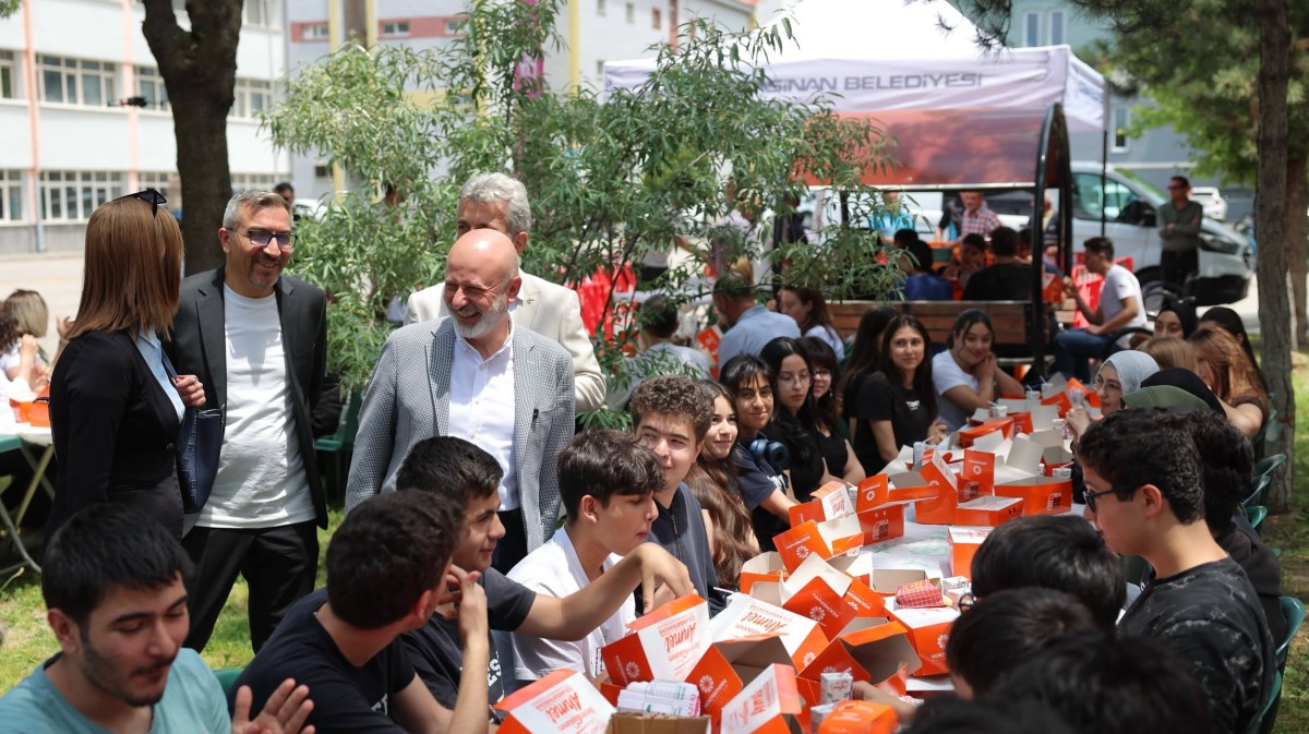 KOCABURGER’İN BU HAFTAKİ DURAĞI SÜMER FEN LİSESİ OLDU