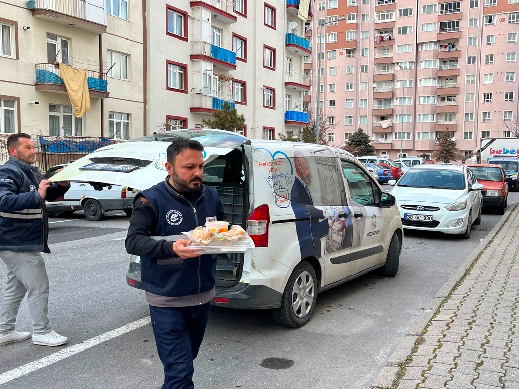 KOCASİNAN’DA EVLERE HER GÜN 4 ÇEŞİT SICAK YEMEK GİDİYOR
