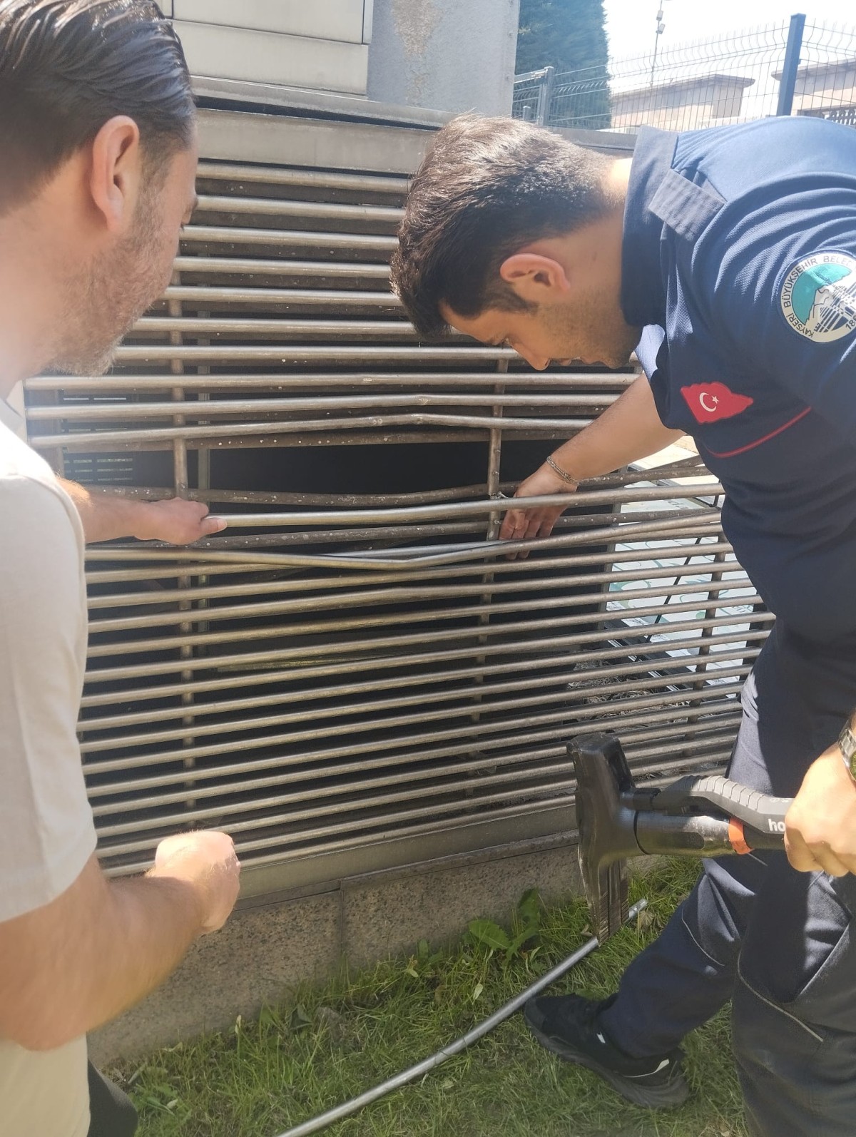 KAYSERİ BÜYÜKŞEHİR İTFAİYESİ’NDEN PATİLİ DOSTA ZAMANINDA MÜDAHALE