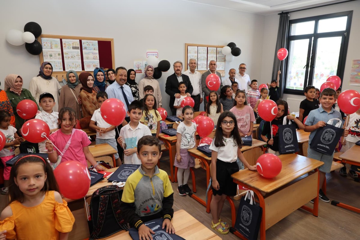 BAŞKAN PALANCIOĞLU, ÖĞRENCİLERİN KARNE HEYECANINA ORTAK OLDU