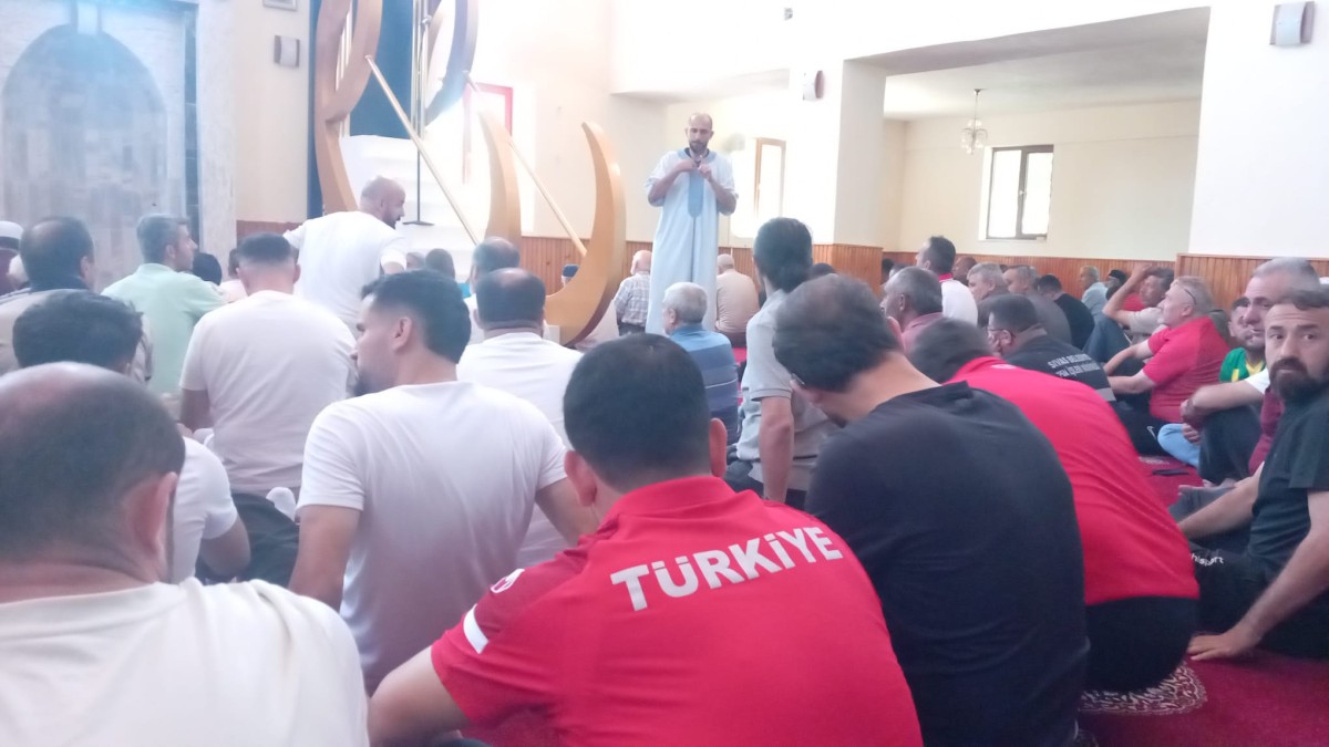 CUMA NAMAZINDA CEMAATİN ÇOĞUNLUĞU İŞİTME ENGELLİ OLUNCA