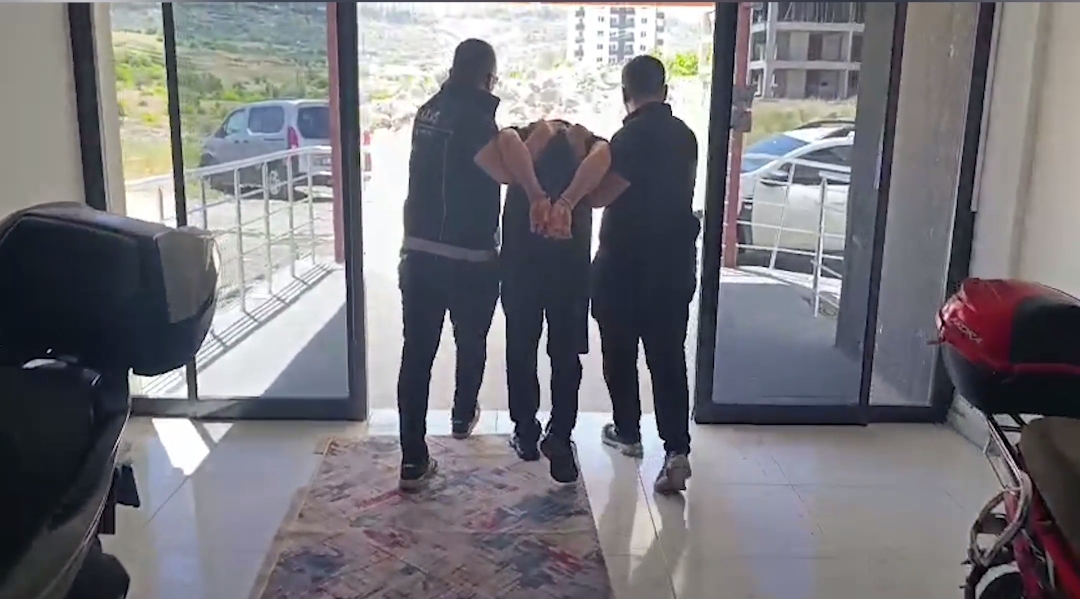 UYUŞTURUCU VE HlRSlZLlK ZANLISI YAKALANDI 