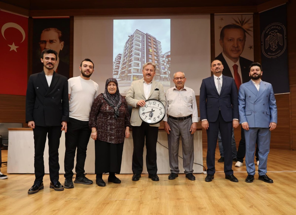 MELİKGAZİ BATTALGAZİ’DEKİ HAK SAHİPLERİNİ YENİ EVLERİNE KAVUŞTURDU