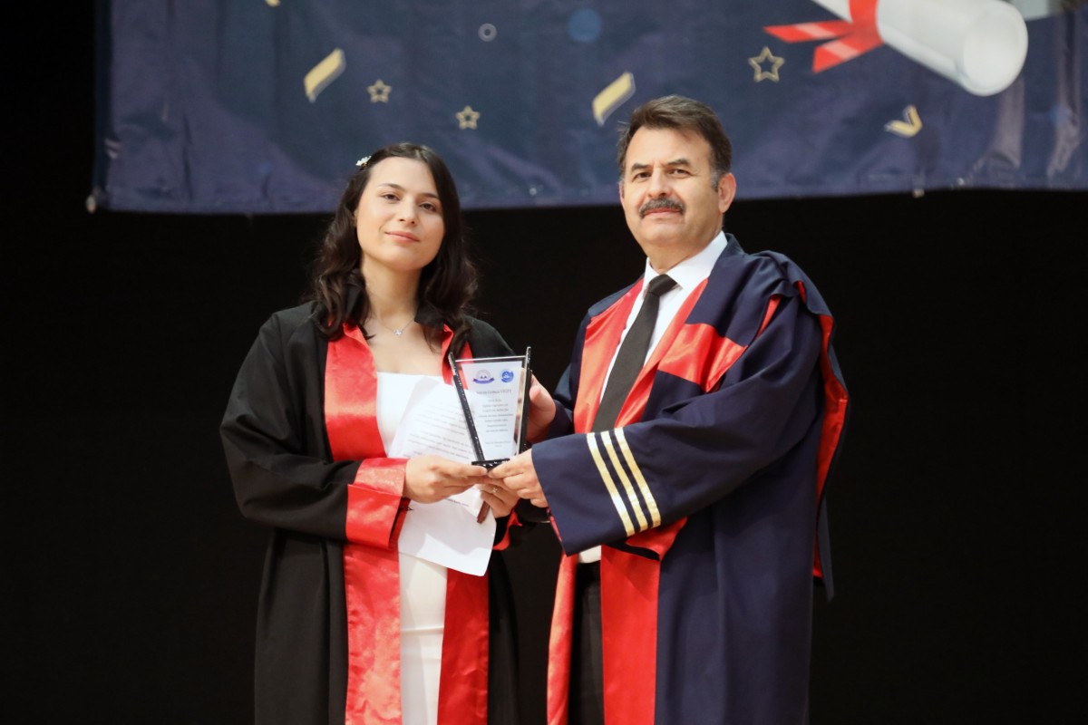 ERÜ EĞİTİM FAKÜLTESİ MEZUNLARINI ERDİ 