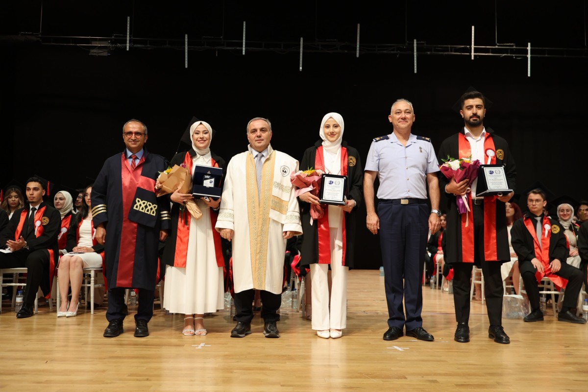ERÜ TlP FAKÜLTESİNDE MEZUNİYET SEVİNCİ 