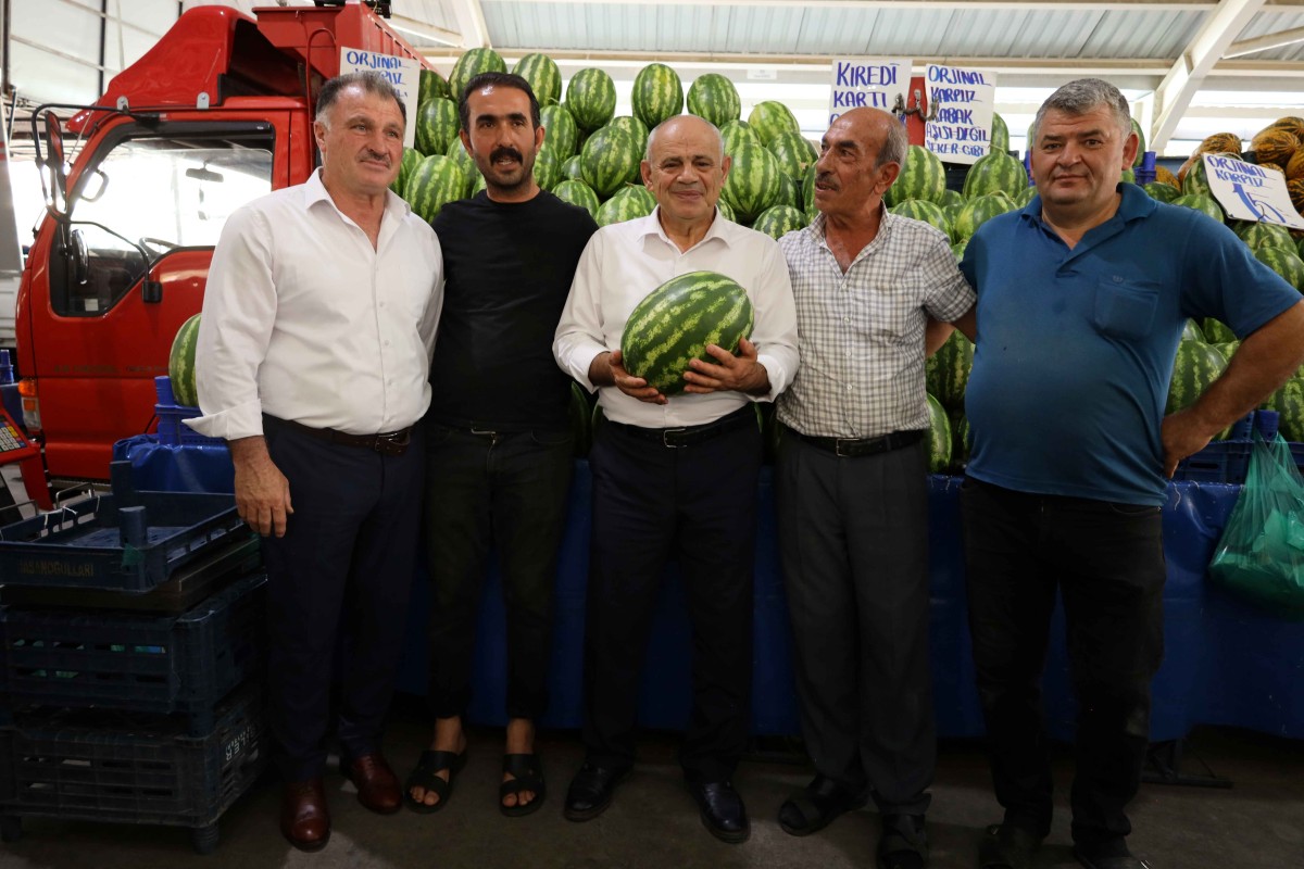 BAŞKAN ÖZTÜRK KAPALI PAZAR YERİNDE ESNAF VE VATANDAŞLARLA BULUŞTU