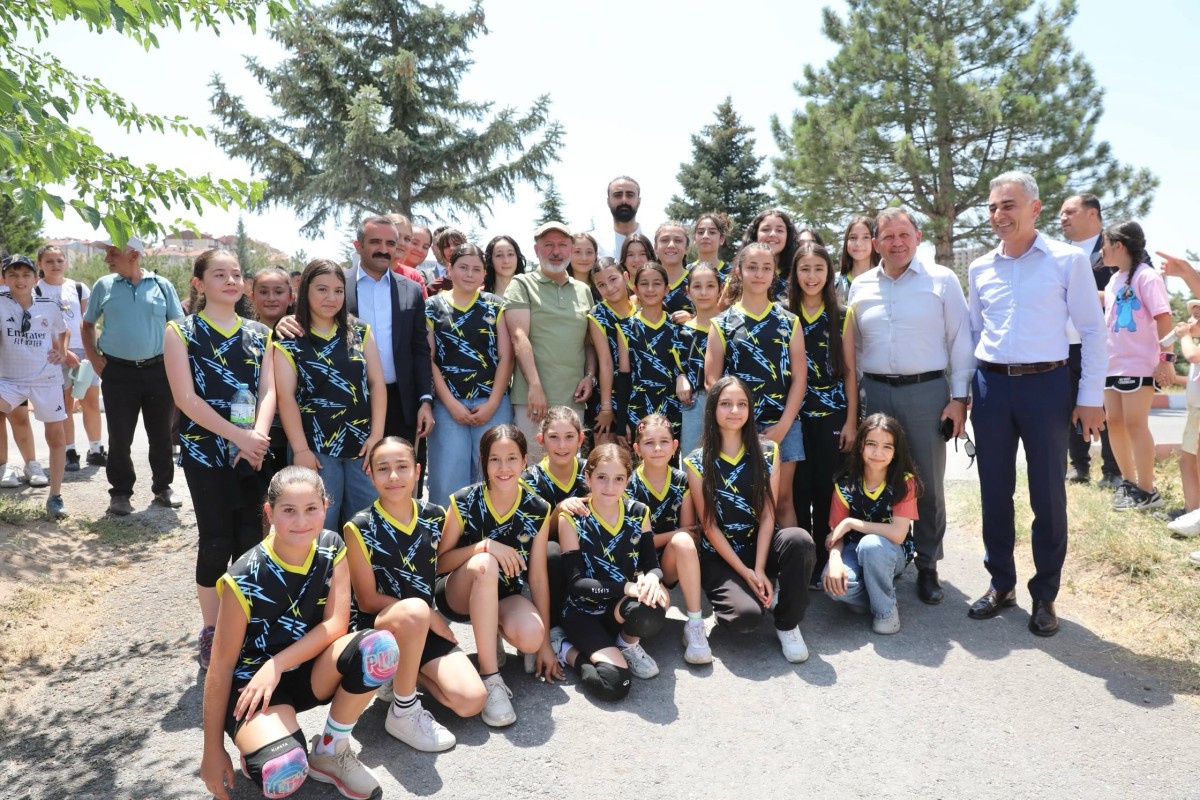 ÇOLAKBAYRAKDAR, ERVA SPOR KULÜPLERİNDEKİ ÖĞRENCİLER VE AİLELERİYLE BULUŞTU