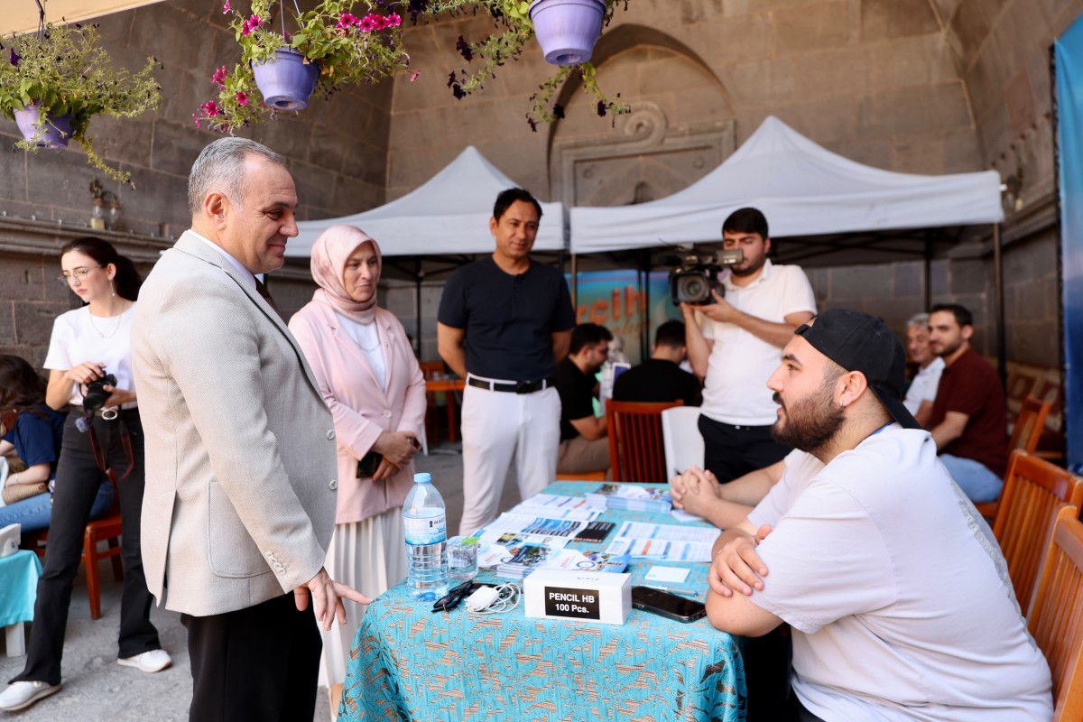 REKTÖR ALTUN, TERCİH STANDINDA YENİ ÖĞRENCİLERLE BULUŞTU
