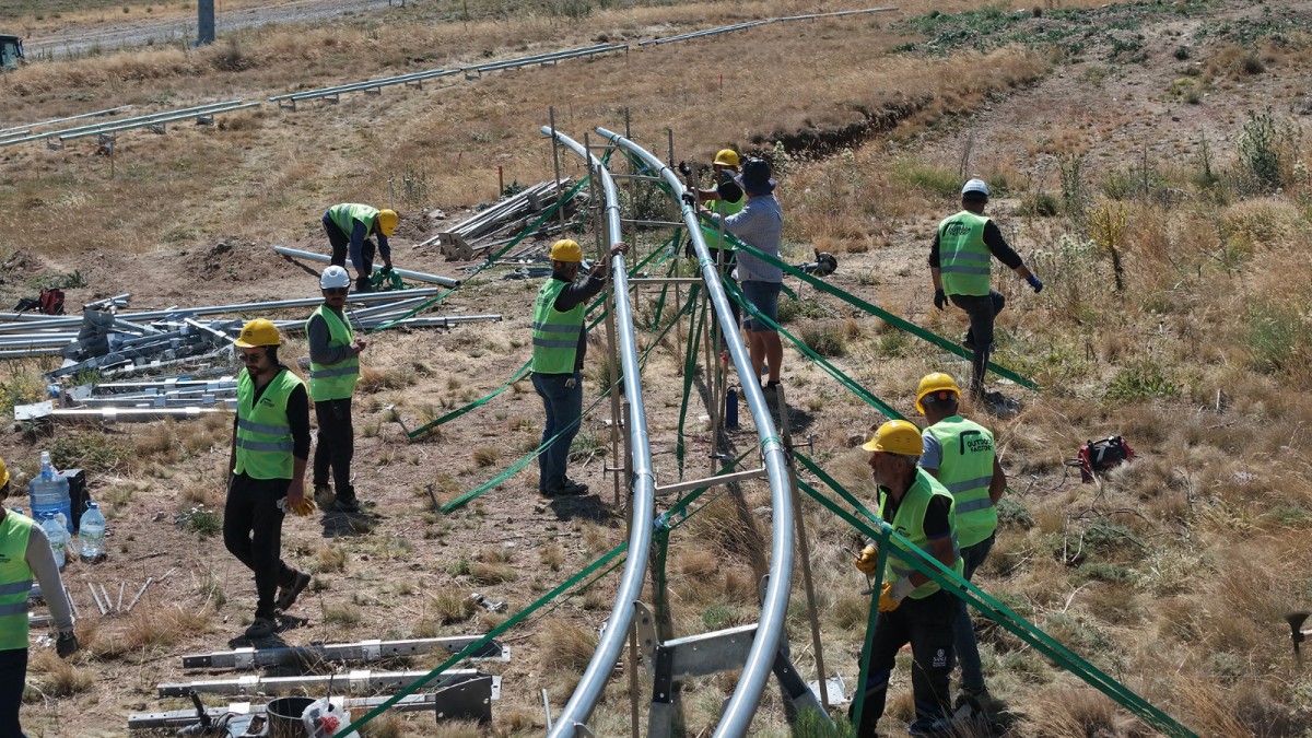 DAĞ KIZAĞINDA RAYLAR YERİNE OTURUYOR