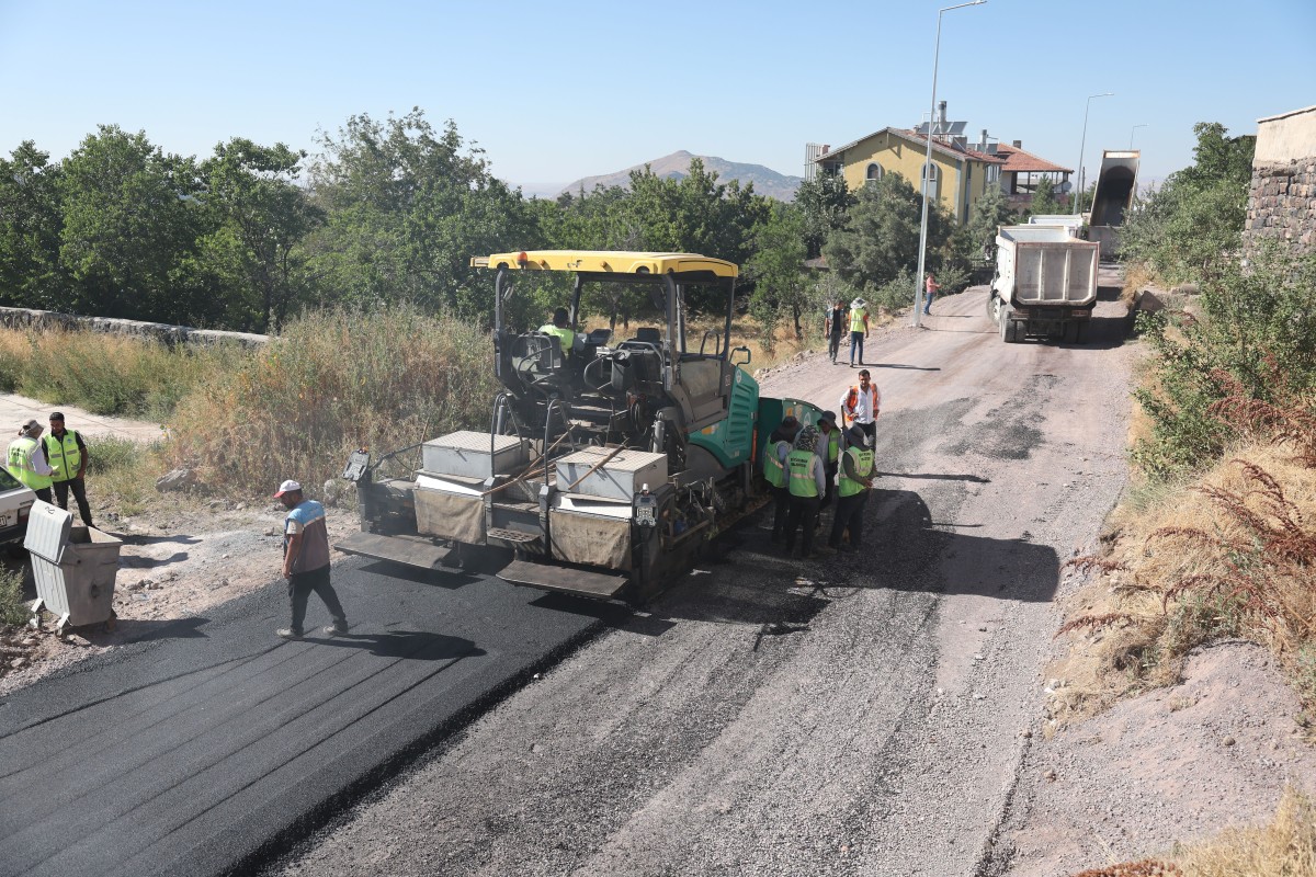 HACILAR’DA YOLLARA 1.450 TONLUK ASFALT DOKUNUŞU