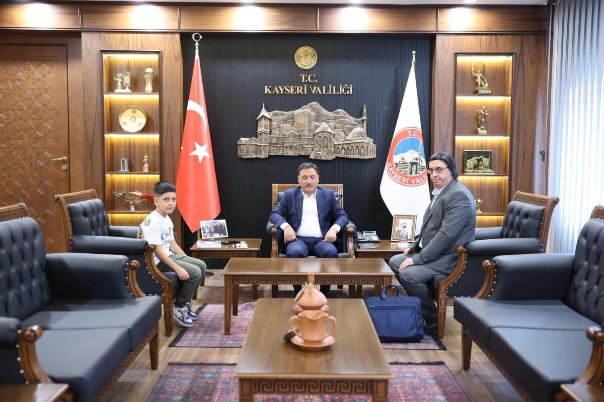 VALİ ÇİÇEK, ÖĞRETMEN AHMET FETHİ'Yİ KABUL ETTİ 