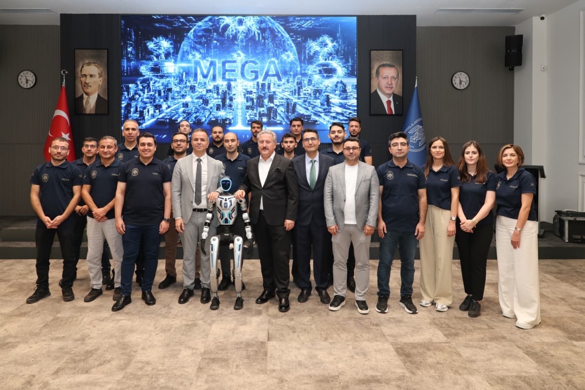 BELEDİYECİLİKTE ÇIĞIR AÇAN HAMLE: İNSANSI ROBOT MEGA BASINA TANITILDI