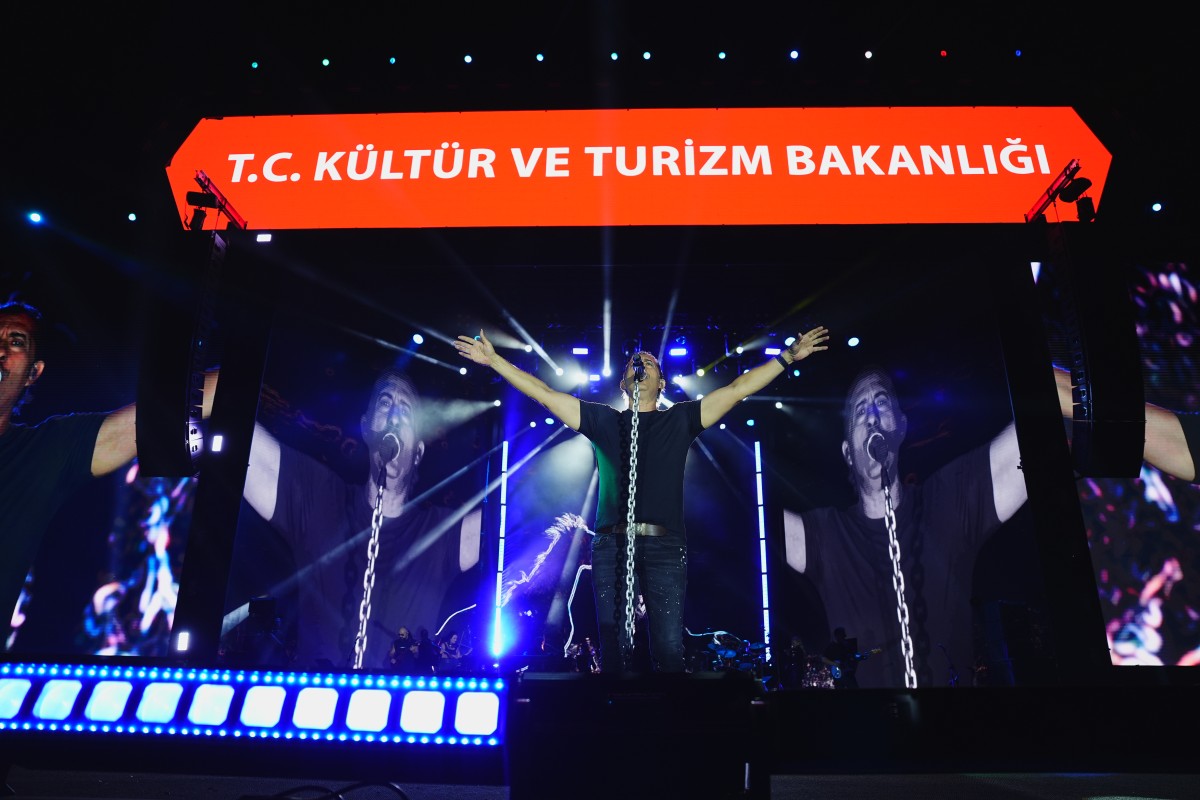 KAYSERİLİLER KIRAÇ ŞARKILARINA EŞLİK ETTİ