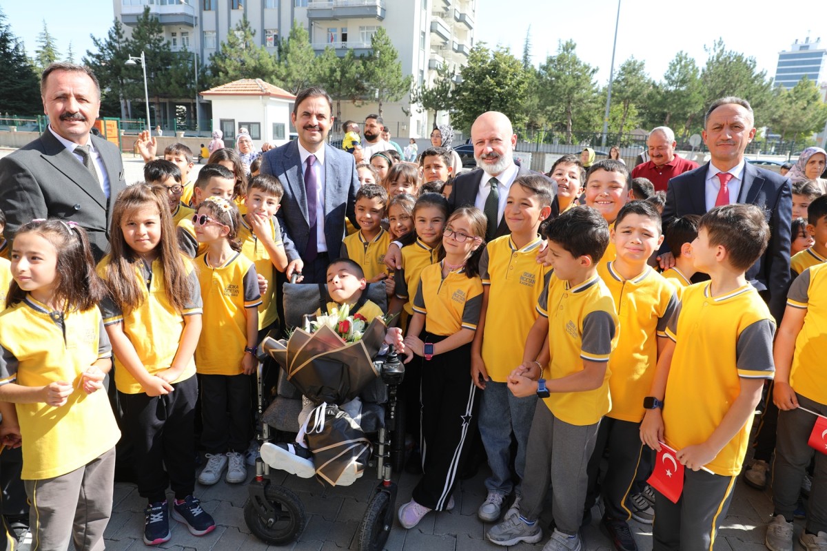 ÇOLAKBAYRAKDAR, İLK DERS ZİLİNDE ÇOCUKLARIN HEYECANINA ORTAK OLDU