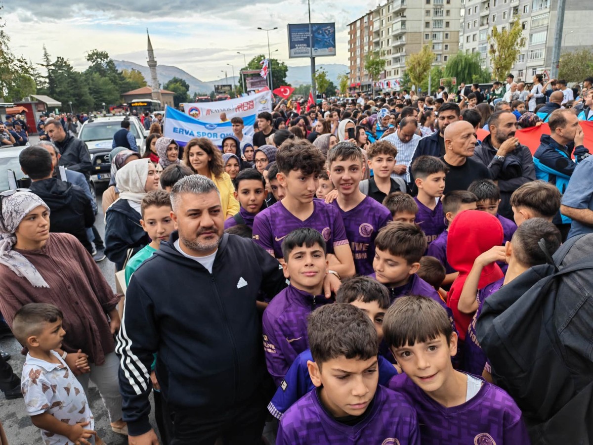 ZEKİ AKPARLAR SPOR OKULU AHİLİK HAFTASI KORTEJ YÜRÜYÜŞÜNE KATILDI