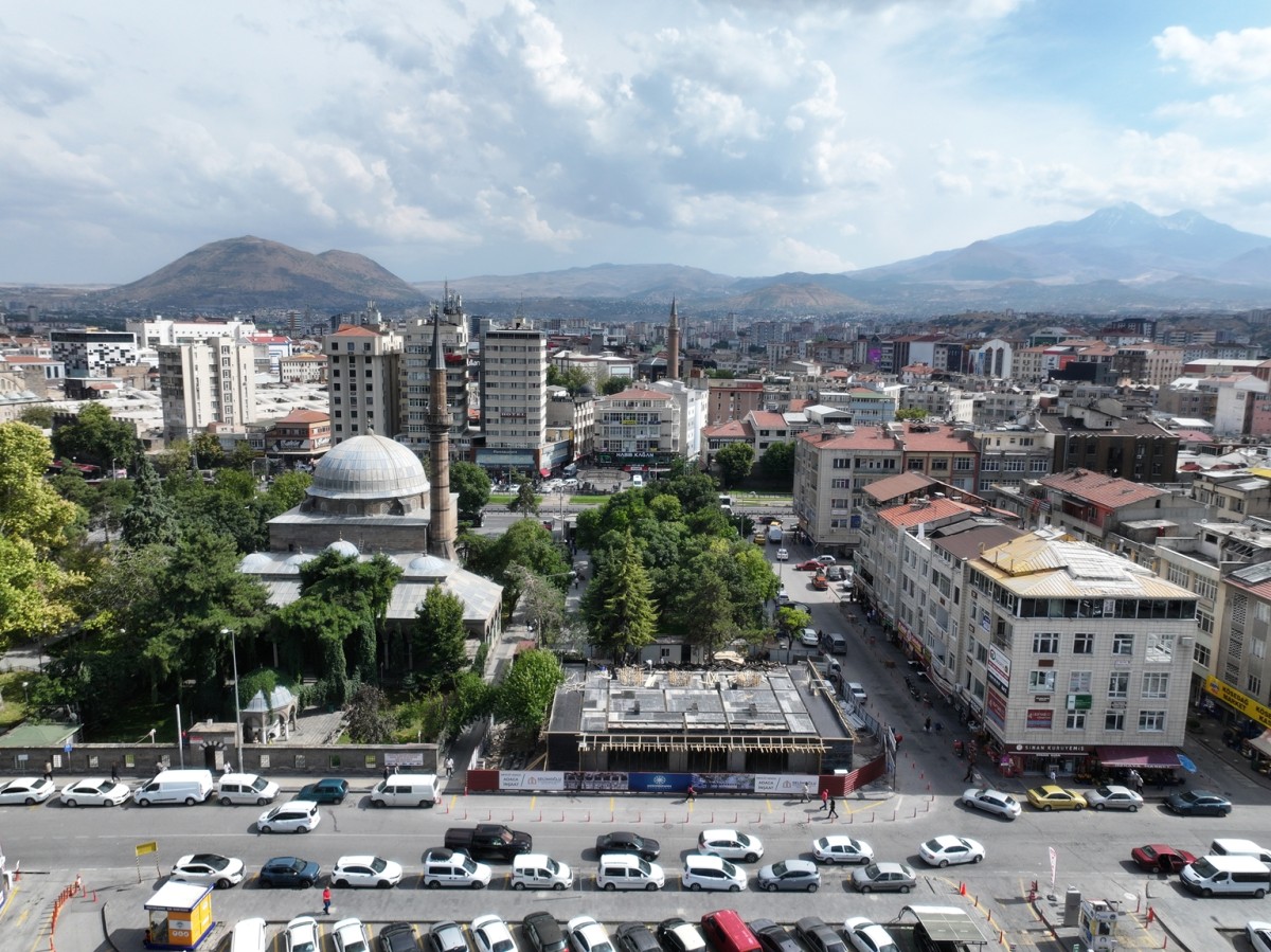 KURŞUNLU CAMİ’YE TARİHİ DOKUSUNA YAKIŞAN MODERN BİR DOKUNUŞ