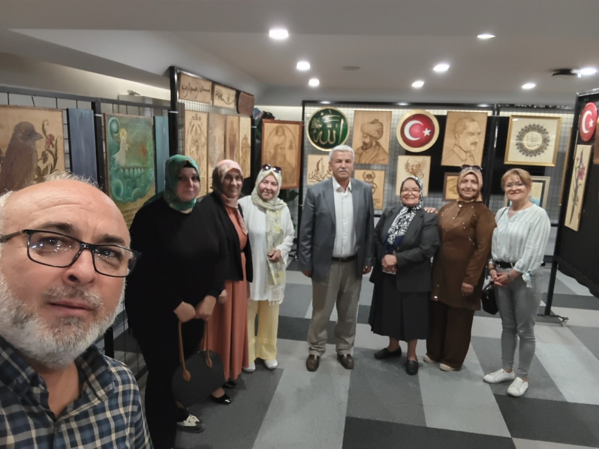 YAZARLAR, SANATIN İKİ RENGİ SERGİYİ GEZDİLER