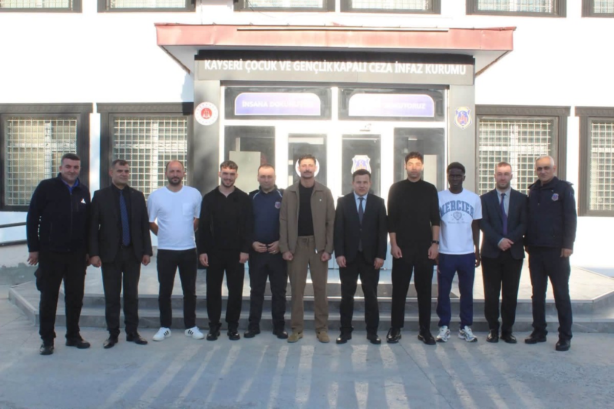 KAYSERİSPORLU OYUNCULAR  CEZAEVİNİ ZİYARET ETTİLER
